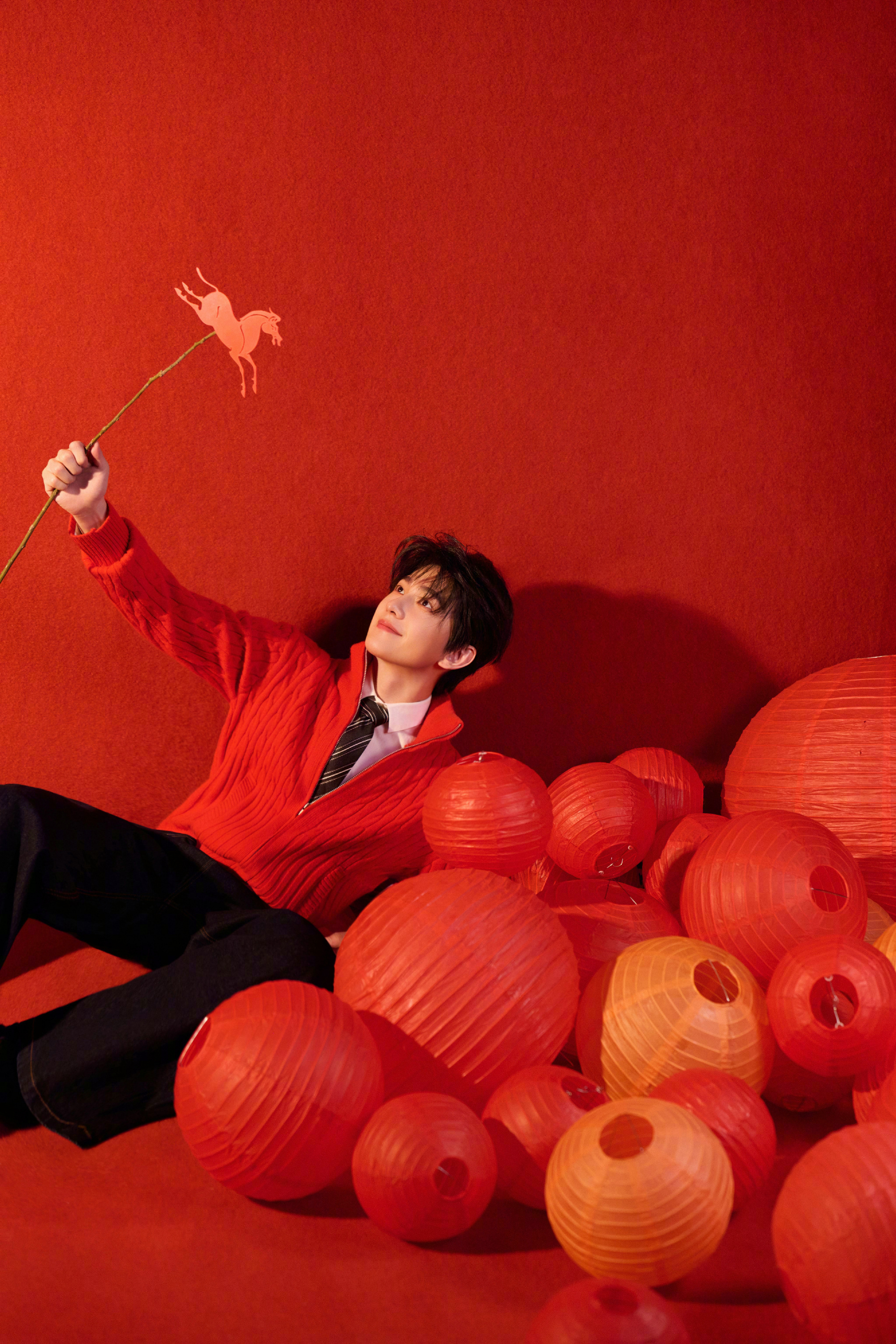 杨洋 新春造型大片，红色针织衫配牛仔裤，清俊帅气的模样，把祝福都放脸上，新年看帅