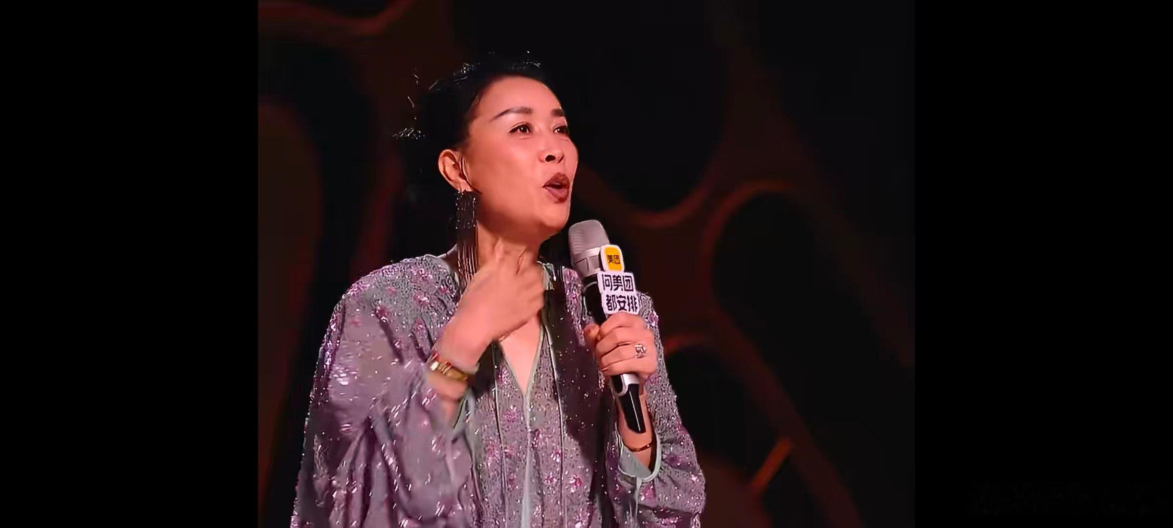 那英回去教李小冉开嗓李小冉对着那英唱征服歌手直播现场欢乐氛围拉满，李小冉献唱征服