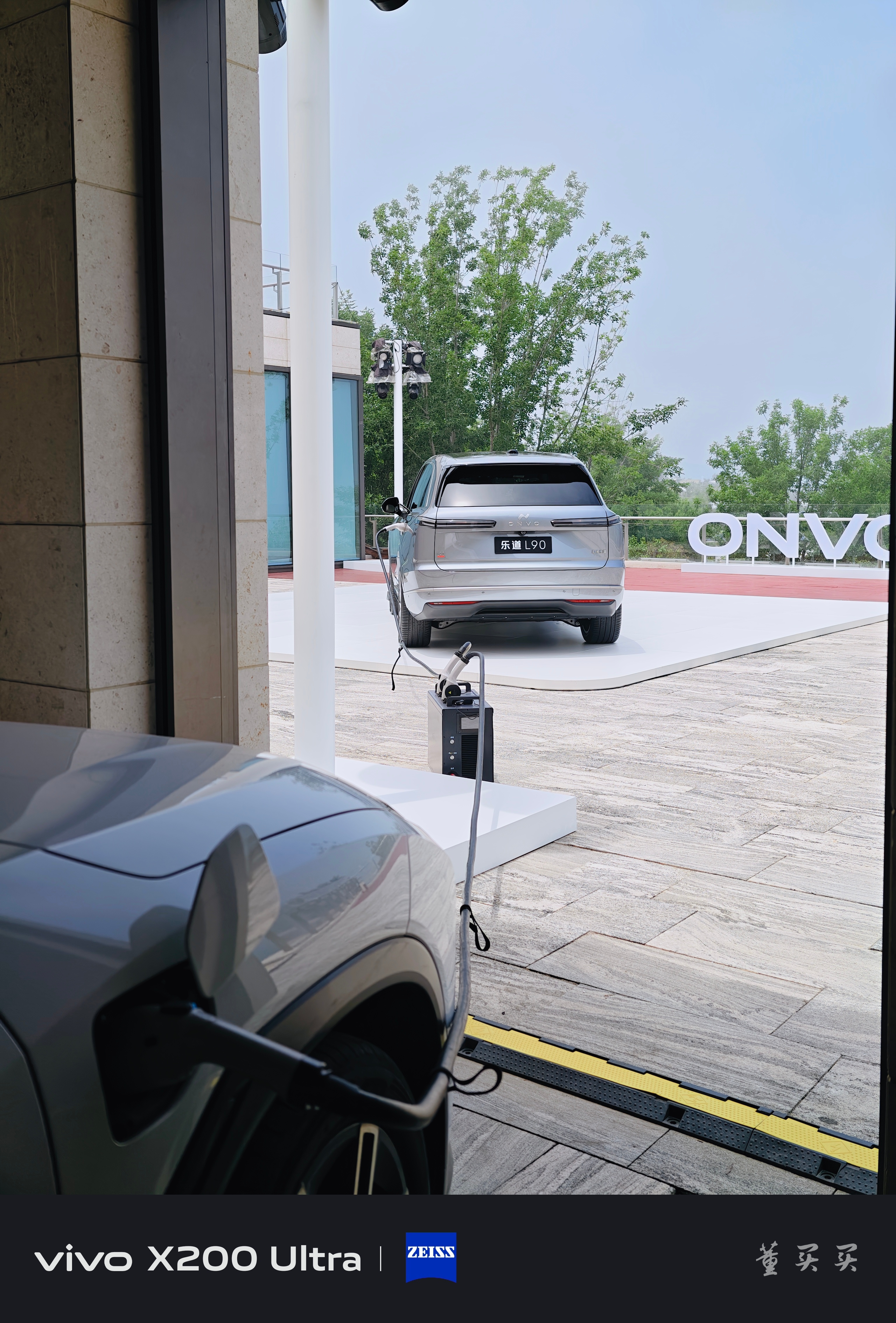蔚来用V2V给展车补电。一台老6直流放电，给乐道L90。终于在线下看到这套补能设