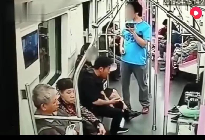 丢我们男人的脸！湖北武汉二号线车厢内，蓝衣男子见一女乘客年轻漂亮，于是主动搭讪索