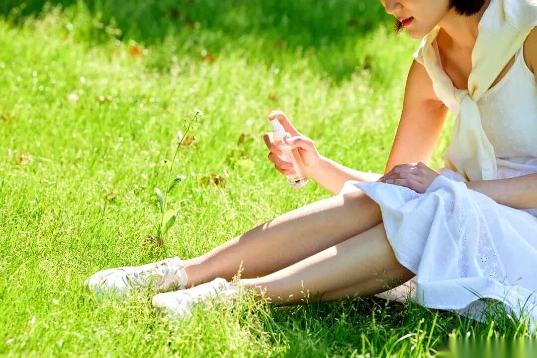 官方发话了，今年夏天的蚊子，不是跟你开玩笑的。
以前被叮一口，你随手一拍，涂点花