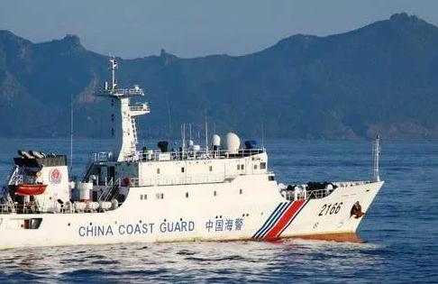 钓鱼岛又出大事了！四艘带炮的中国海警船直接开进去了！日本的船赶紧过来对峙，这阵仗