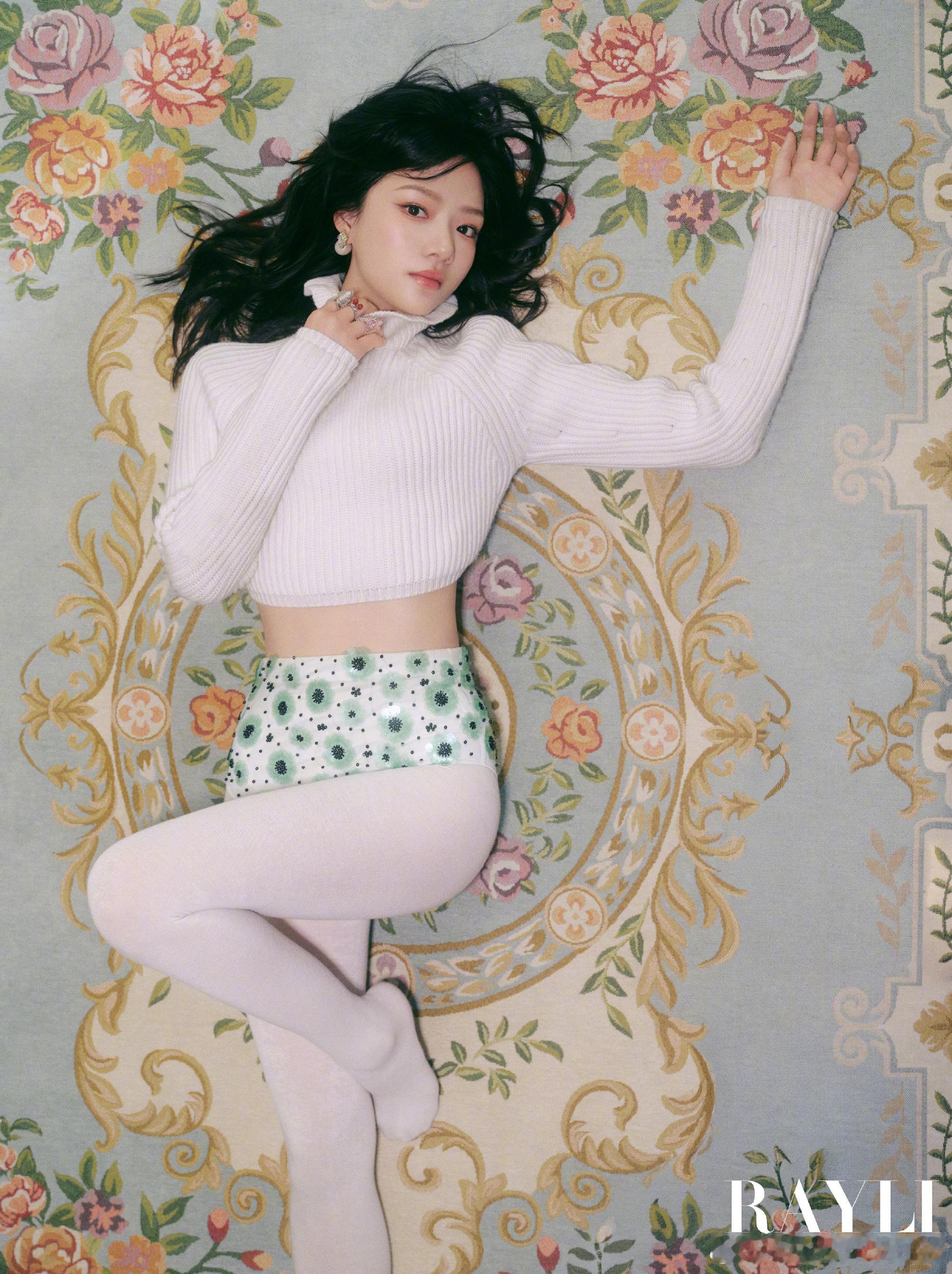 任敏回老家也得穿省服 任敏最新物料： 瑞丽新年封面写真 