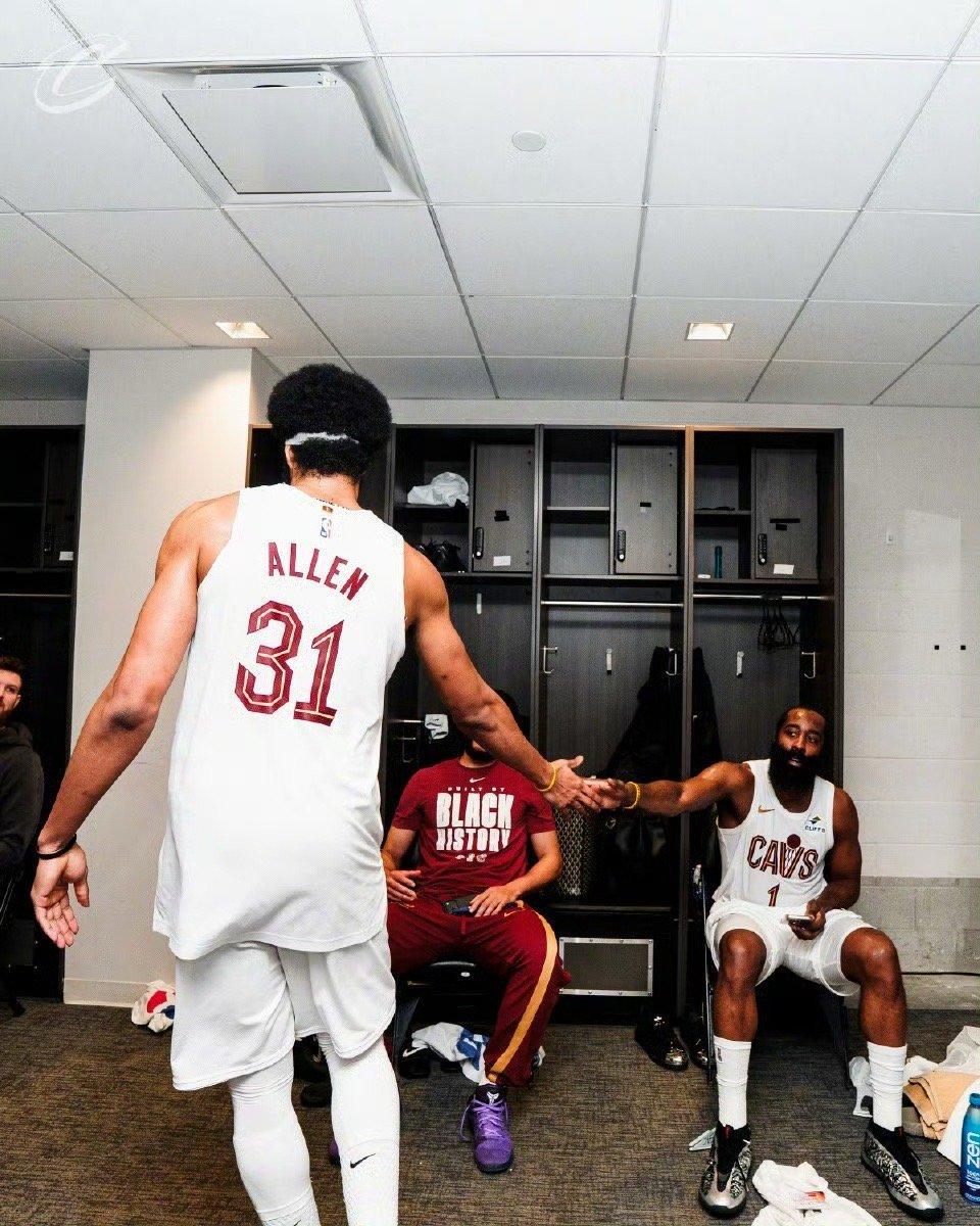 哈登在今天￼赛前告诉队友：“你们做你们该做的事情，我会找到办法融入球队。”哈登骑