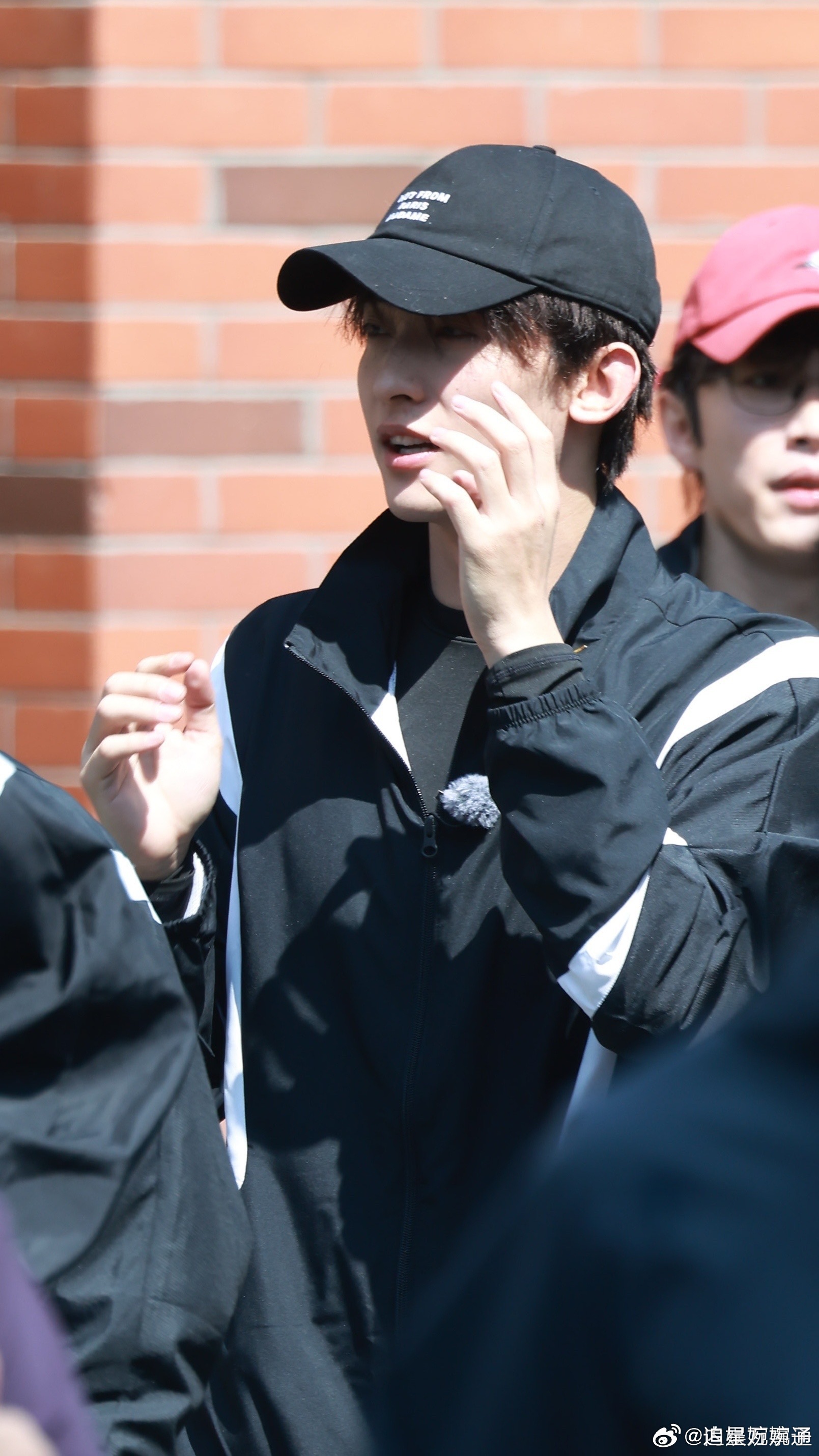 内娱颜担艺人集体素颜做瑜伽 以后都按照这样的标准给我卷起来好吗，全是帅哥心情都瞬