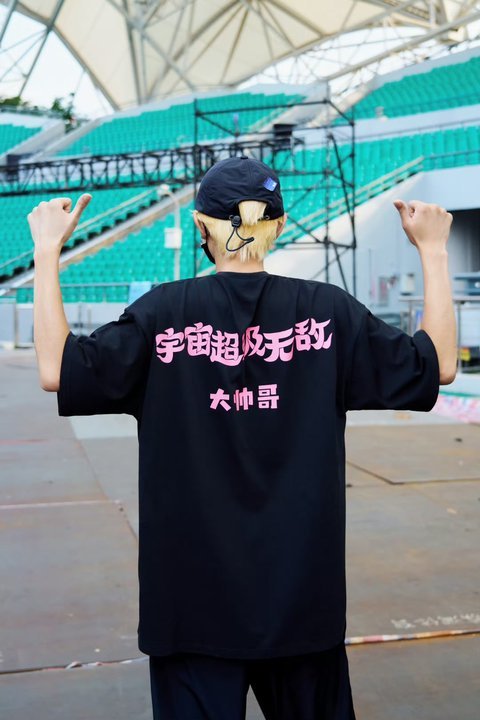 娱乐[超话]王源舞台百叶窗设计王源巡演弧形大屏 现场也太棒了！！ ​​​
