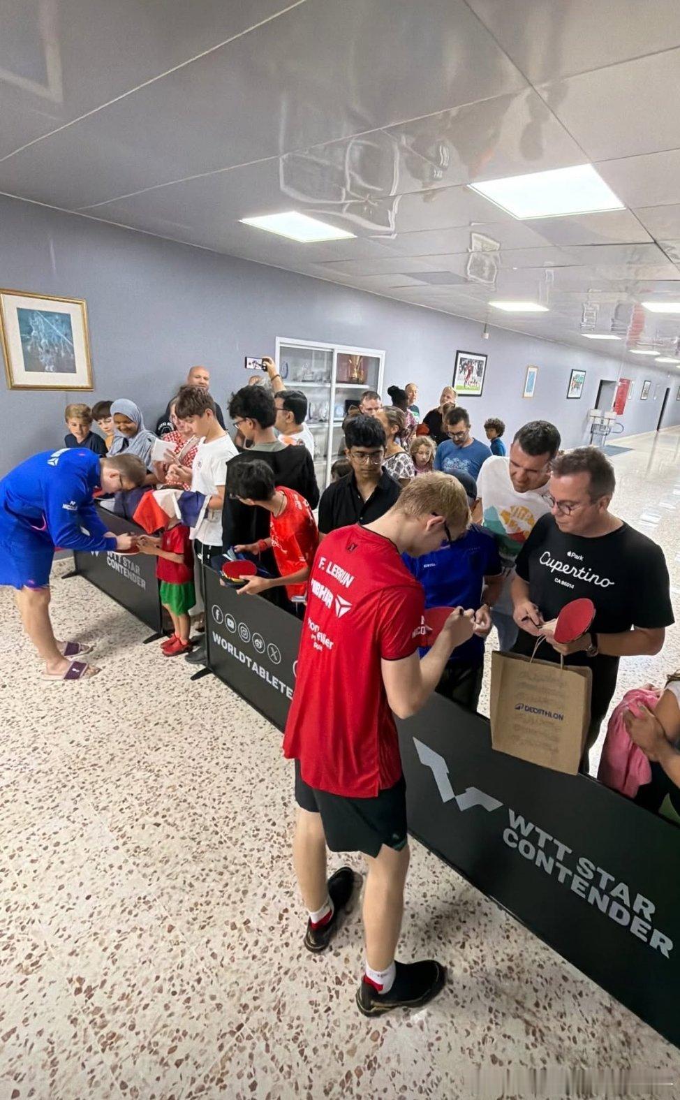 2025WTT马斯喀特球星挑战赛勒布伦兄弟在男单决赛后为球迷签名✍🏻 