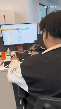 顶级游戏高手就是这样的，只要给他一个平台，不管平台怎么样，他都可以完全发挥。