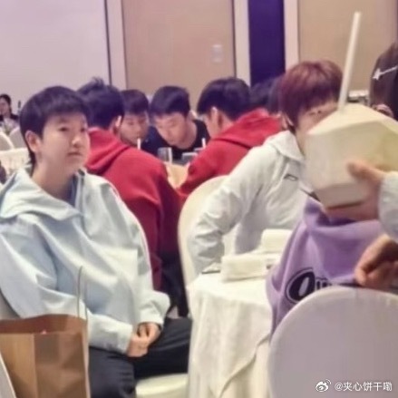 莎莎看着想喝椰子水👀 