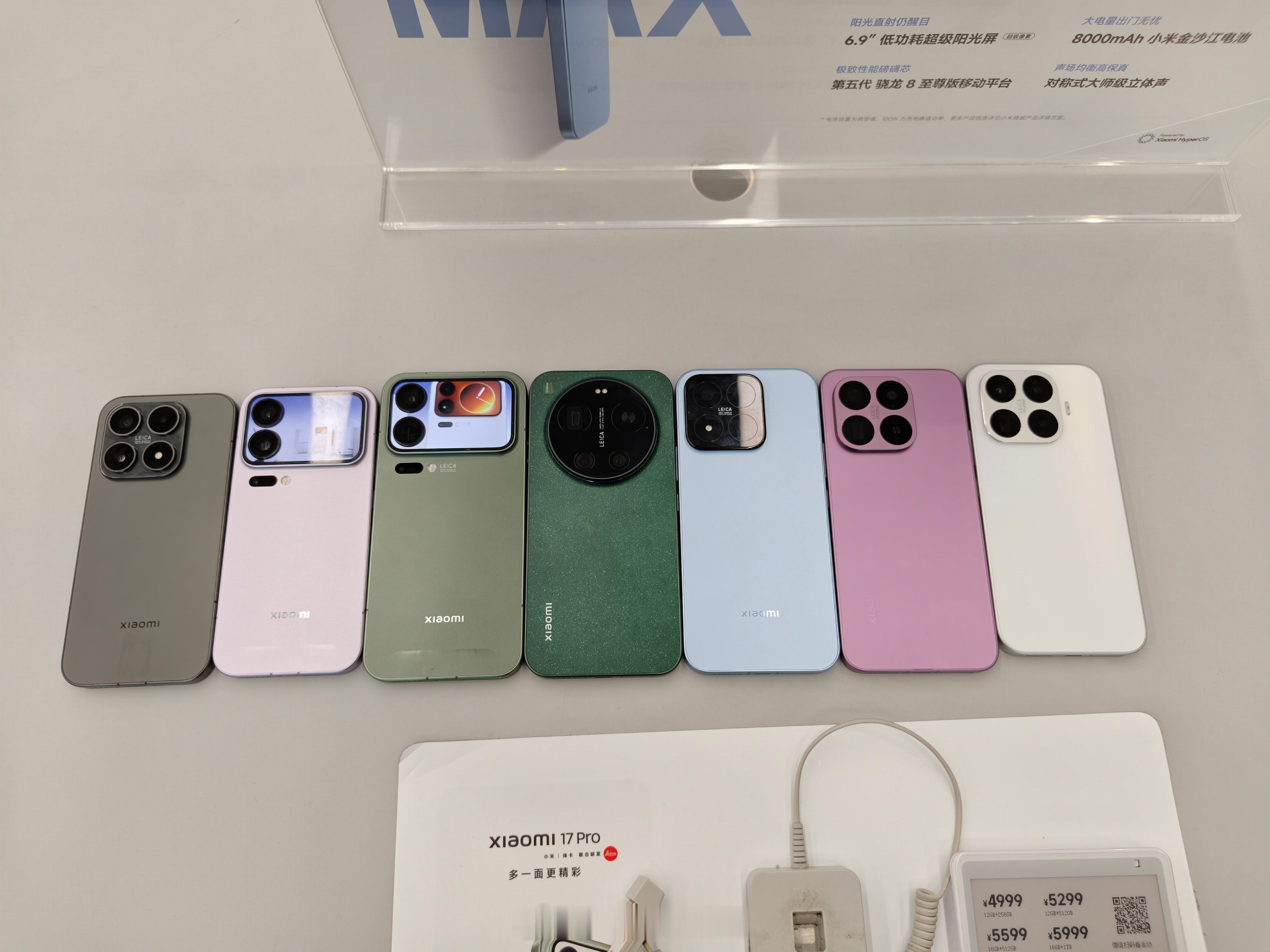 路过小米之家给小米17系列拍了张全家福。小米17小米17 Pro小米17 Pro