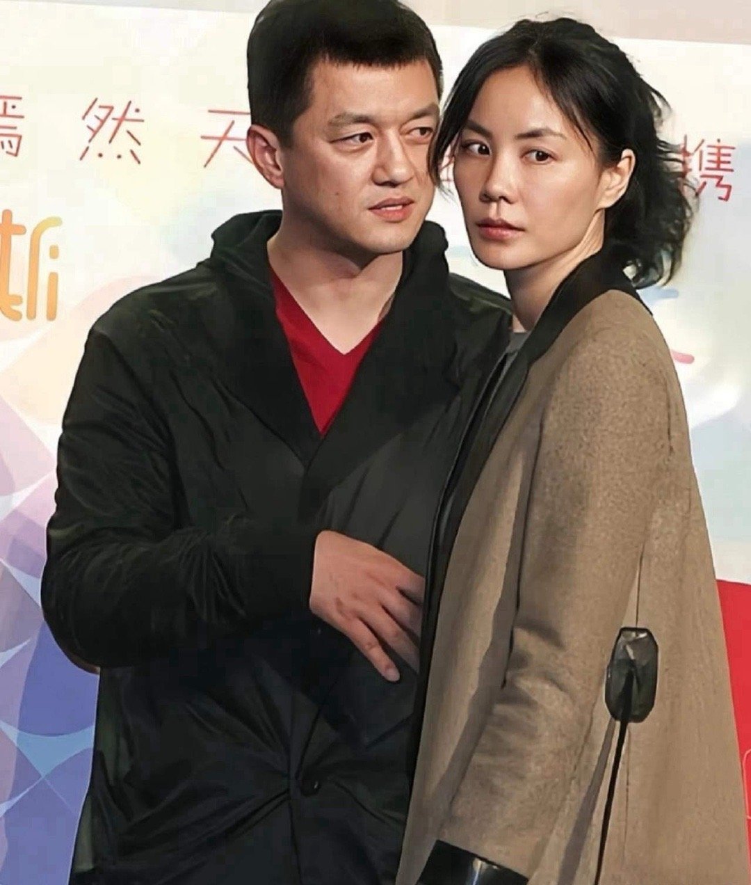 王菲直到离婚前她都是跟李亚鹏妈妈住一起的，就这点有几个当代人能做到？她有钱完全可