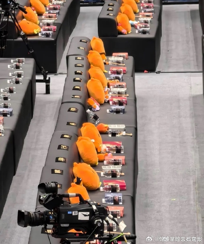 辛芷蕾第二排C位辛芷蕾坐杨幂肖战中间辛芷蕾稳坐微博之夜第二排 C 位，左右分别是