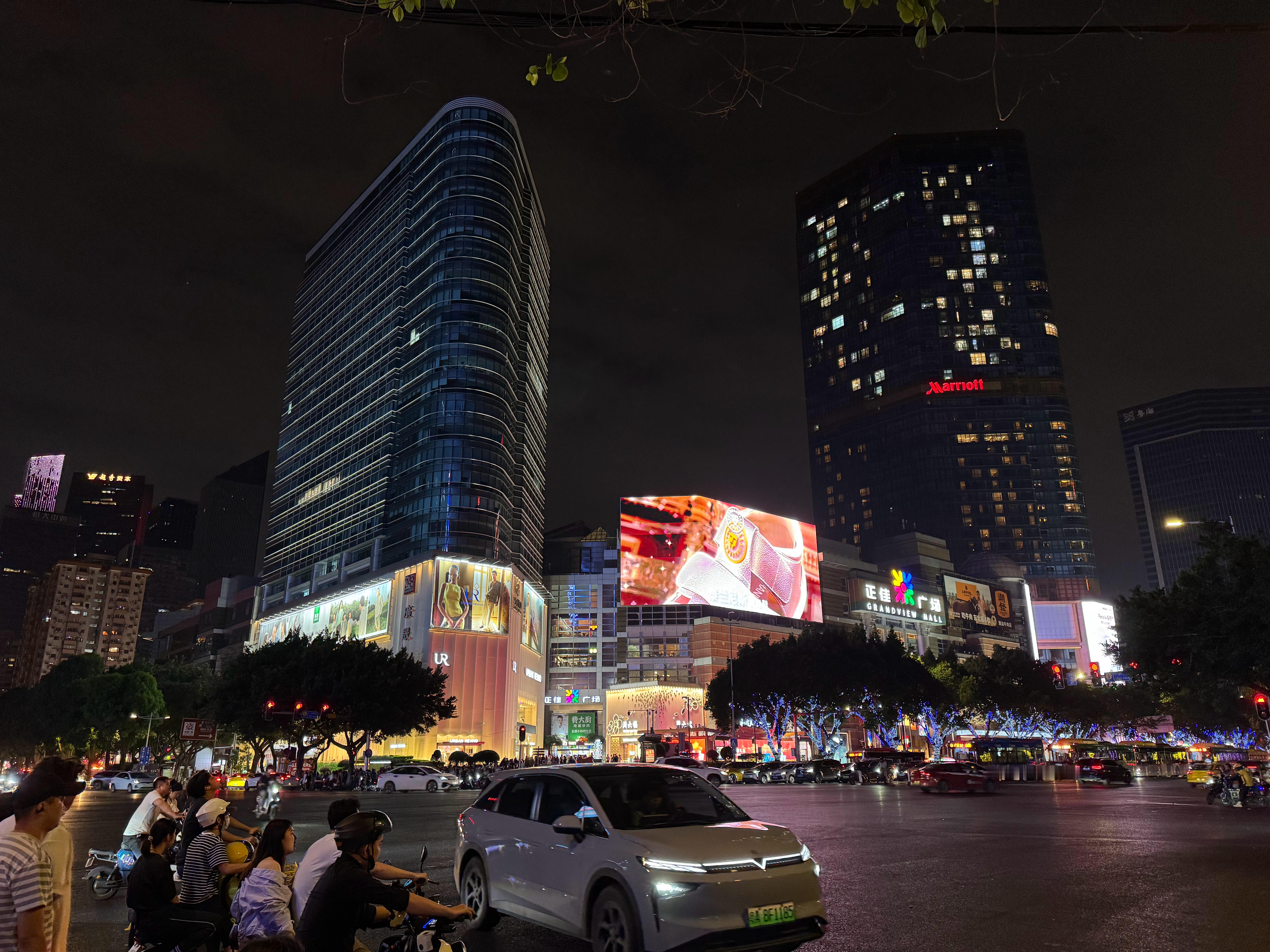 今天运动打卡……先体育中心走两圈，再绕着太古汇生活手记减肥 [嘻嘻] ​​​