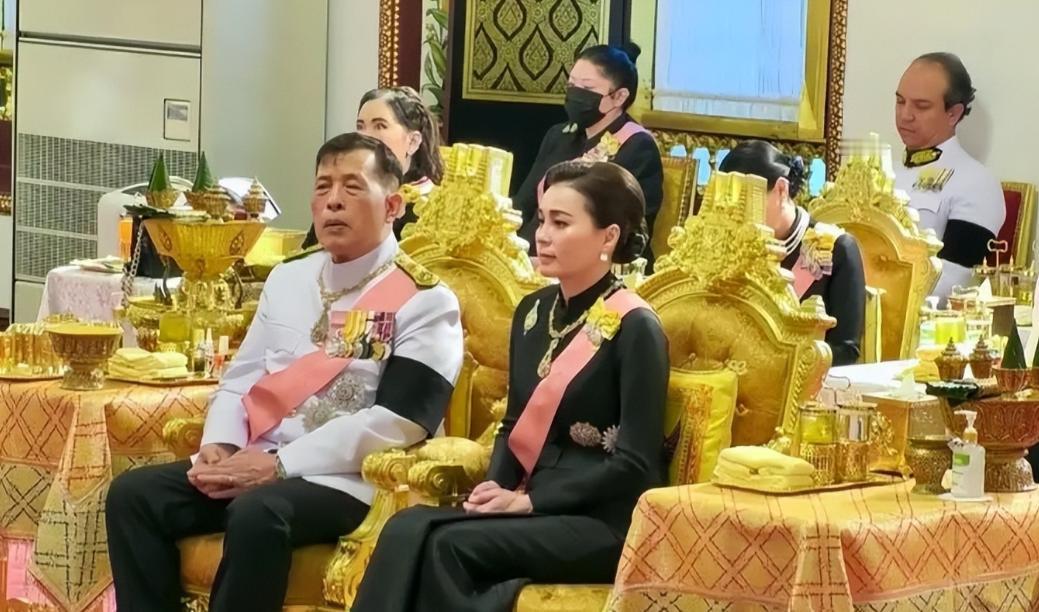 泰王外甥女婿连续两天为帕公主祈福守灵，这个外甥女婿还是外国人！

6月25日乌汶
