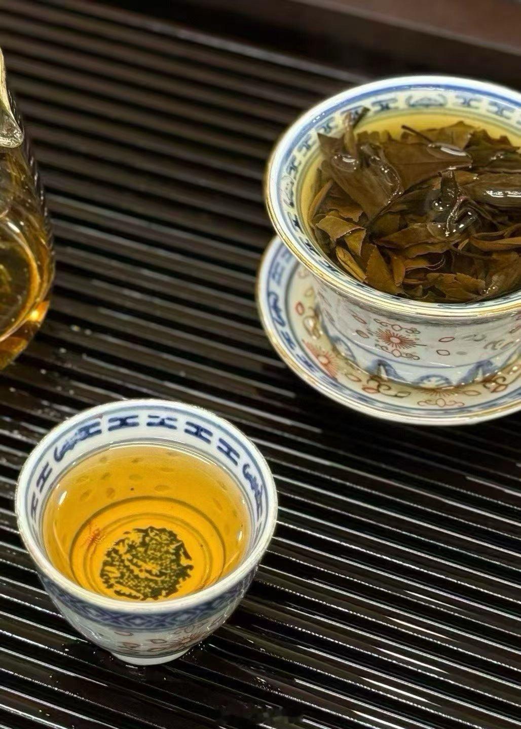 人生有三重境界，看见，看懂，看淡 
