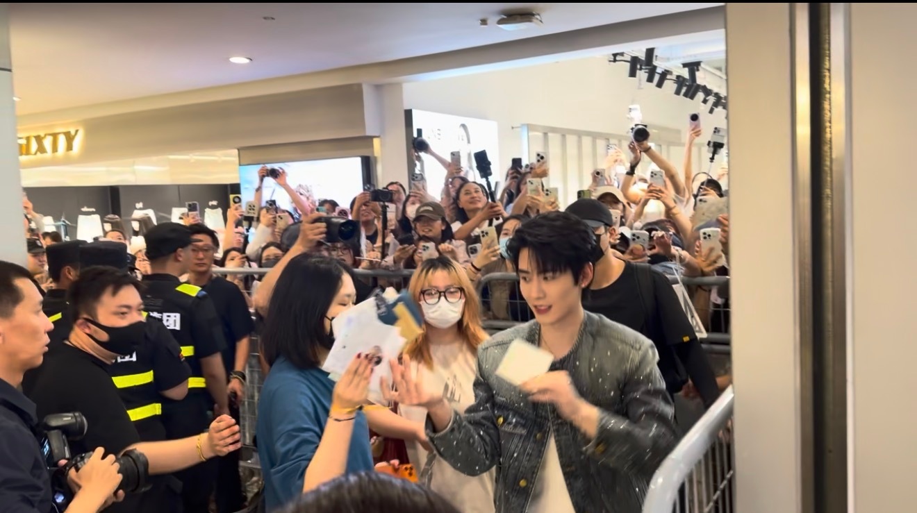 任豪现身杭州大厦被围观杭州大厦迎来高颜值暴击！任豪解锁品牌新身份到场助阵，出场即