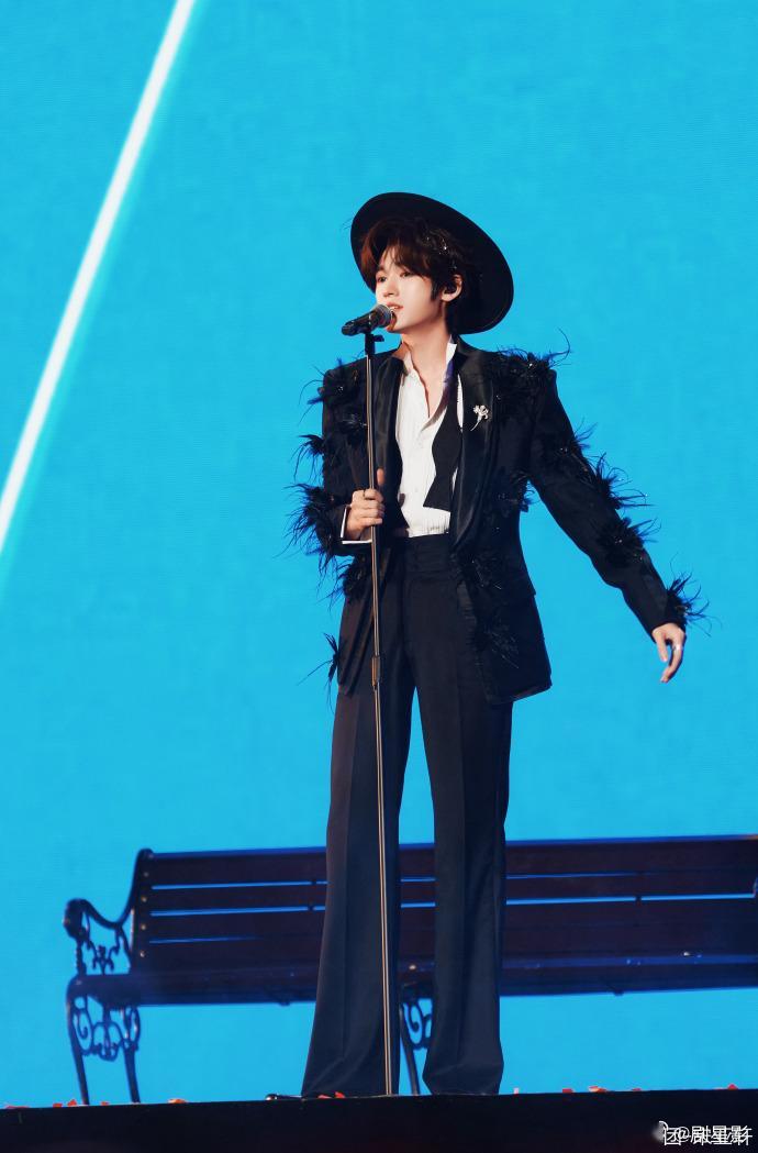 宋亚轩新音whoknows舞台照 宋亚轩新音whoknows舞台照真的也太帅了啊