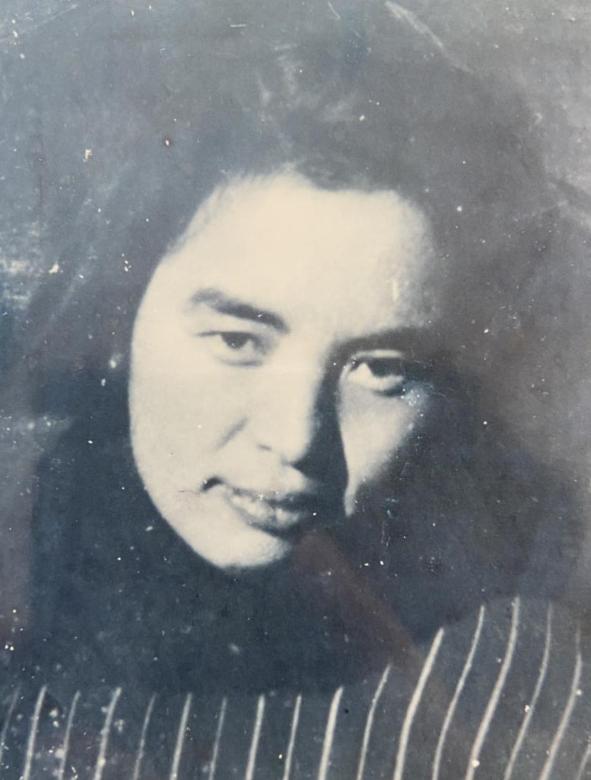 1940年6月27日深夜，一位身穿旗袍，光着脚的女子冲进新四军的驻地郭村，新四军
