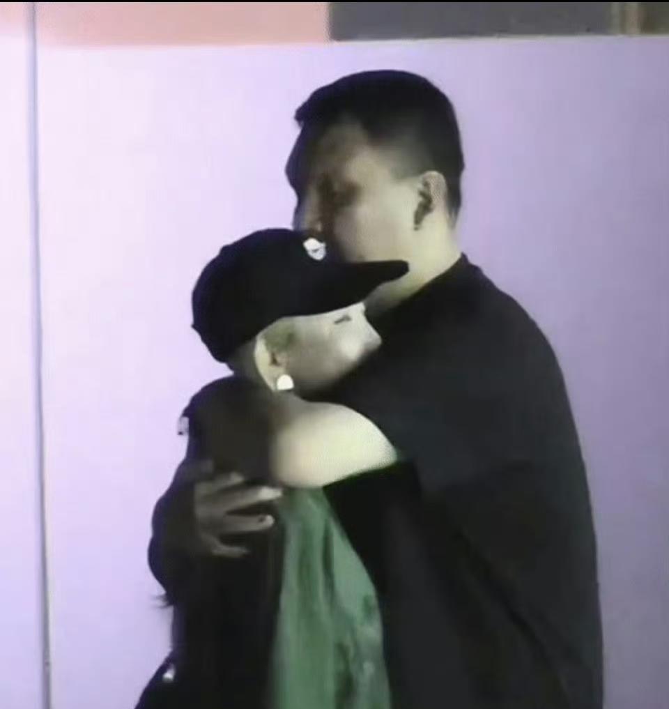 李嘉格拒绝帮歌手乃万澄清和前夫的绯闻。
车澈原是爱奇艺副总裁，近日被人拍到拥抱歌