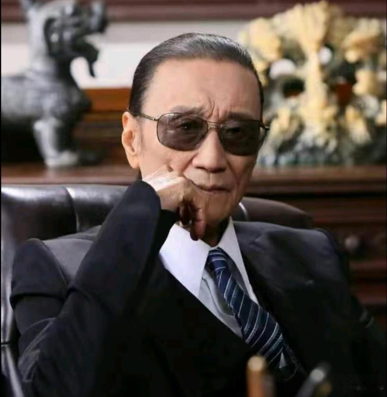 从来都没有觉得谢贤帅过，为啥都说谢霆锋遗传了他爸爸的基因啊？ 