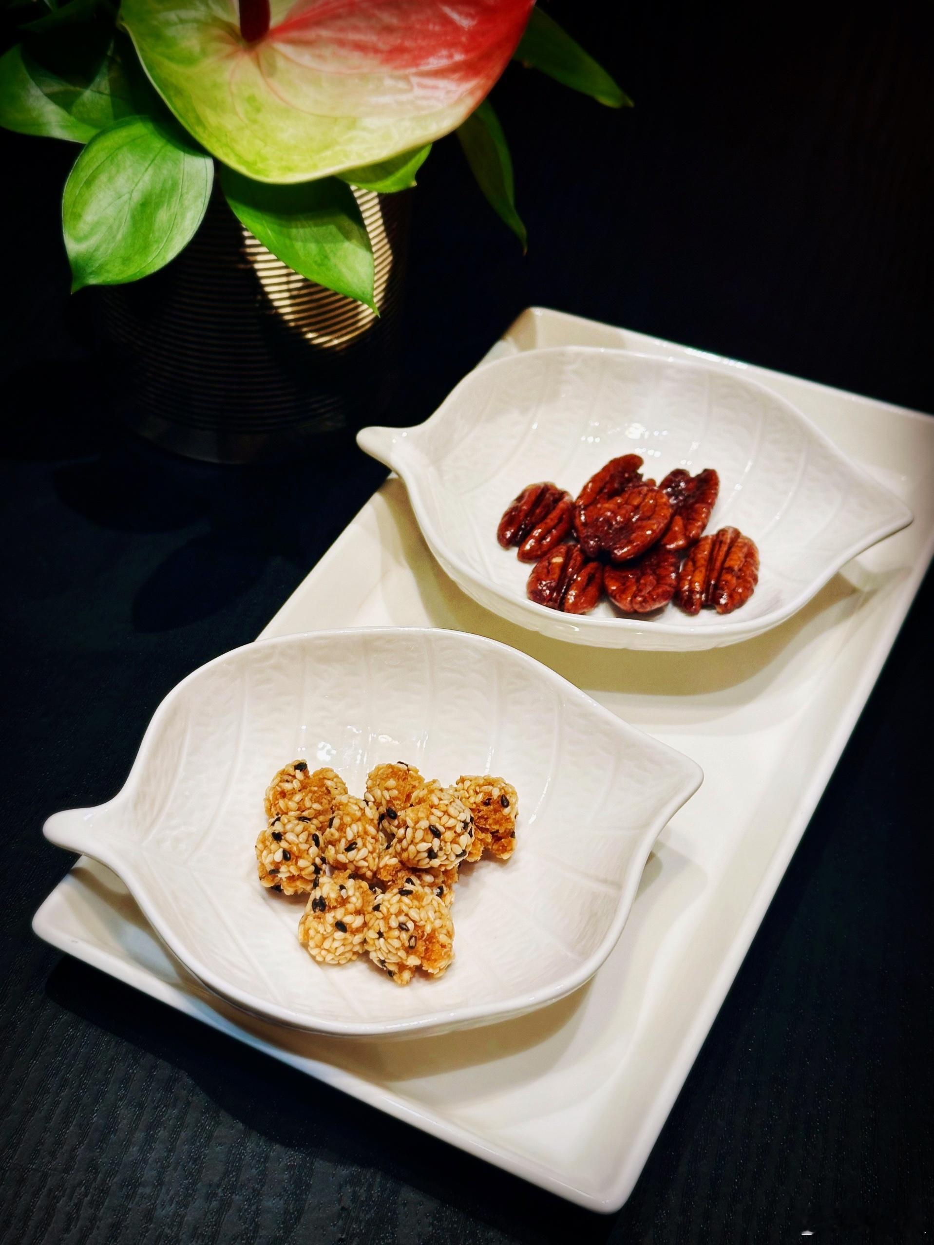 想早晨去登佘山。晚上住佘山世茂洲际。放下行李就直接来彩丰楼吃饭。一盅牛肉汤入喉，