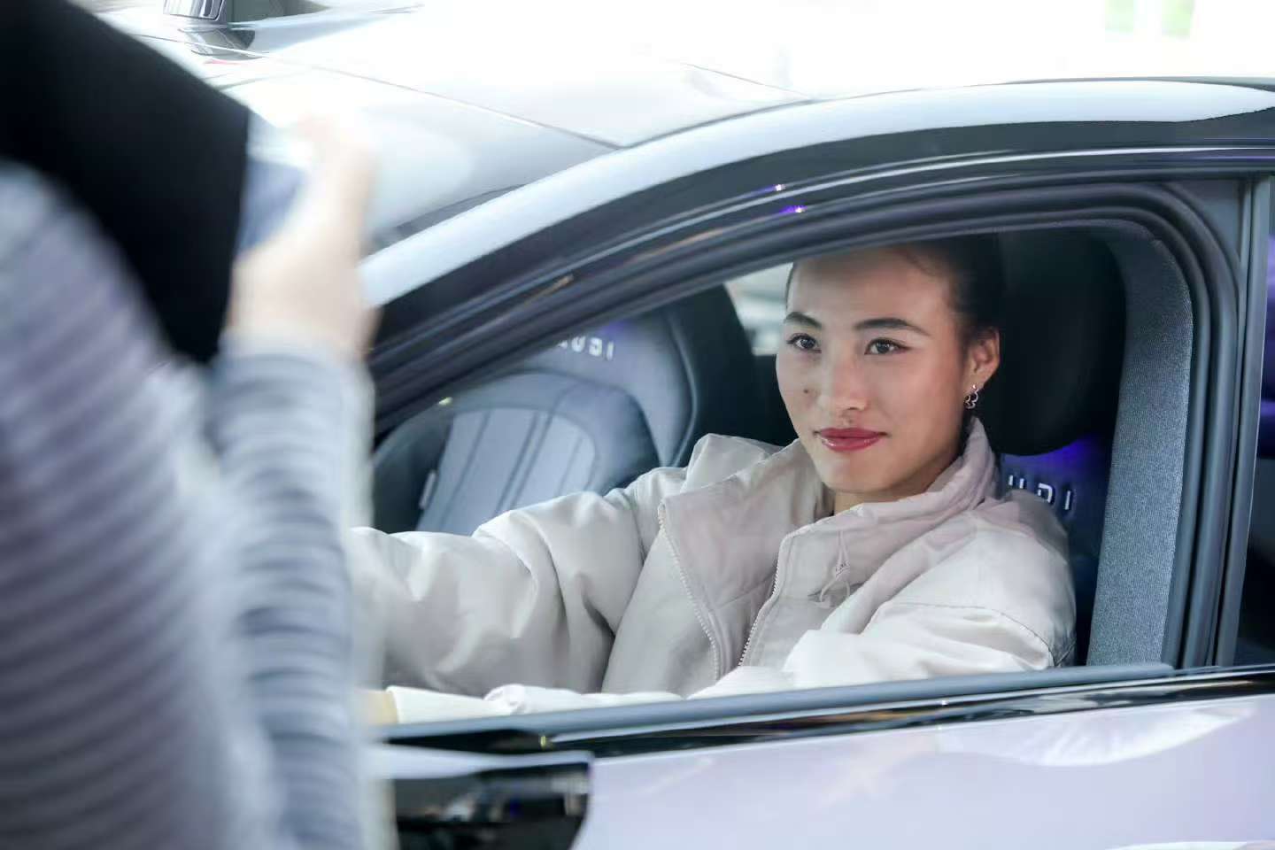 郑钦文提车奥迪E5 Sportback郑钦文的选车眼光太绝了！对比多款纯电轿跑，