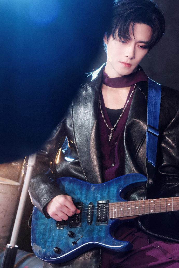 方逸伦剧里剧外都好会癫方逸伦剧里剧外都超会“疯”！《水龙吟》演柳眼从菩萨变恶魔，