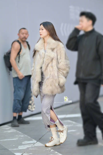 小姐姐穿得好隆重啊！