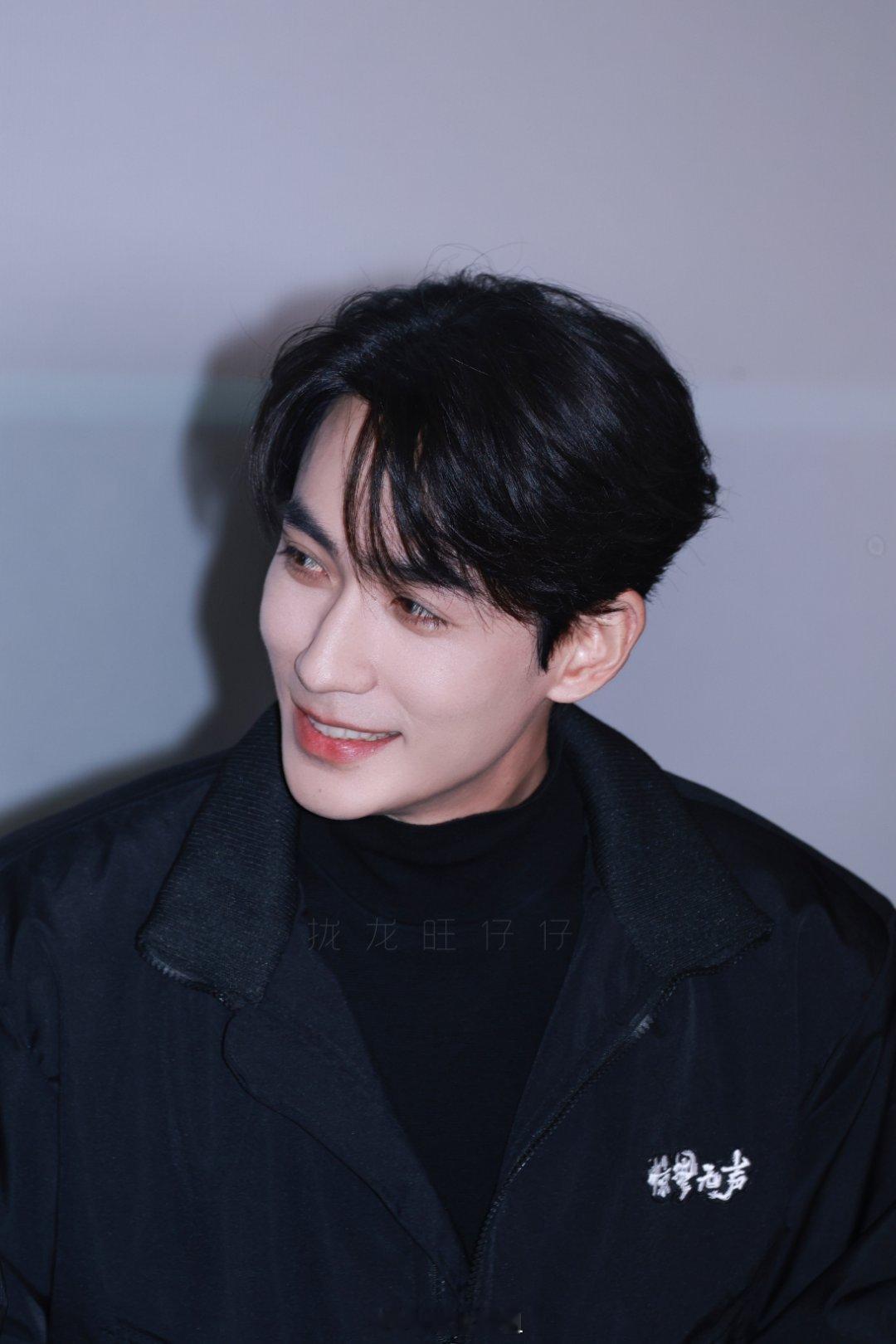 一起来看看朱一龙主演的《惊蛰无声》路透图，一身全黑的妆造也是非常的显年轻啊，这状