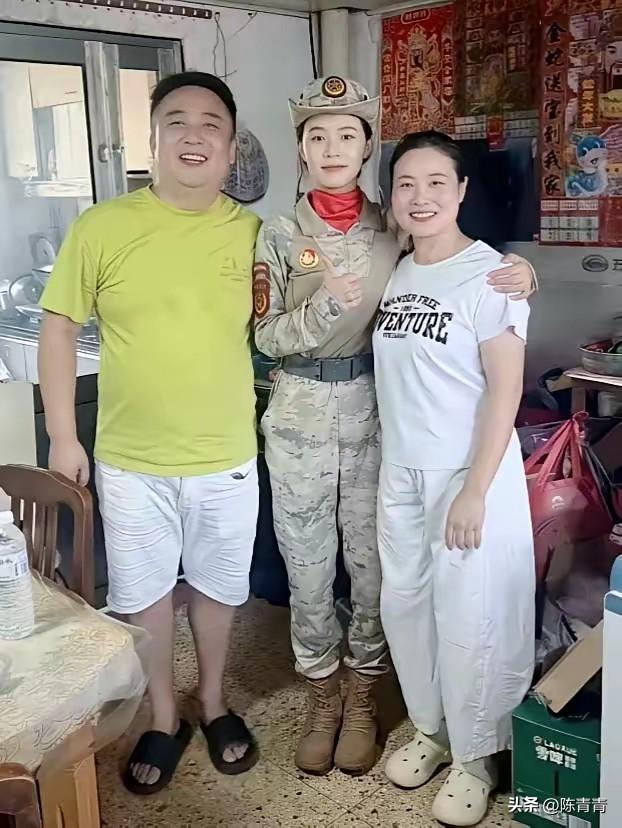 “小棉袄”英姿飒爽，为国、为家争光，是她一生的荣誉，好幸福的一家人，祝福他们！