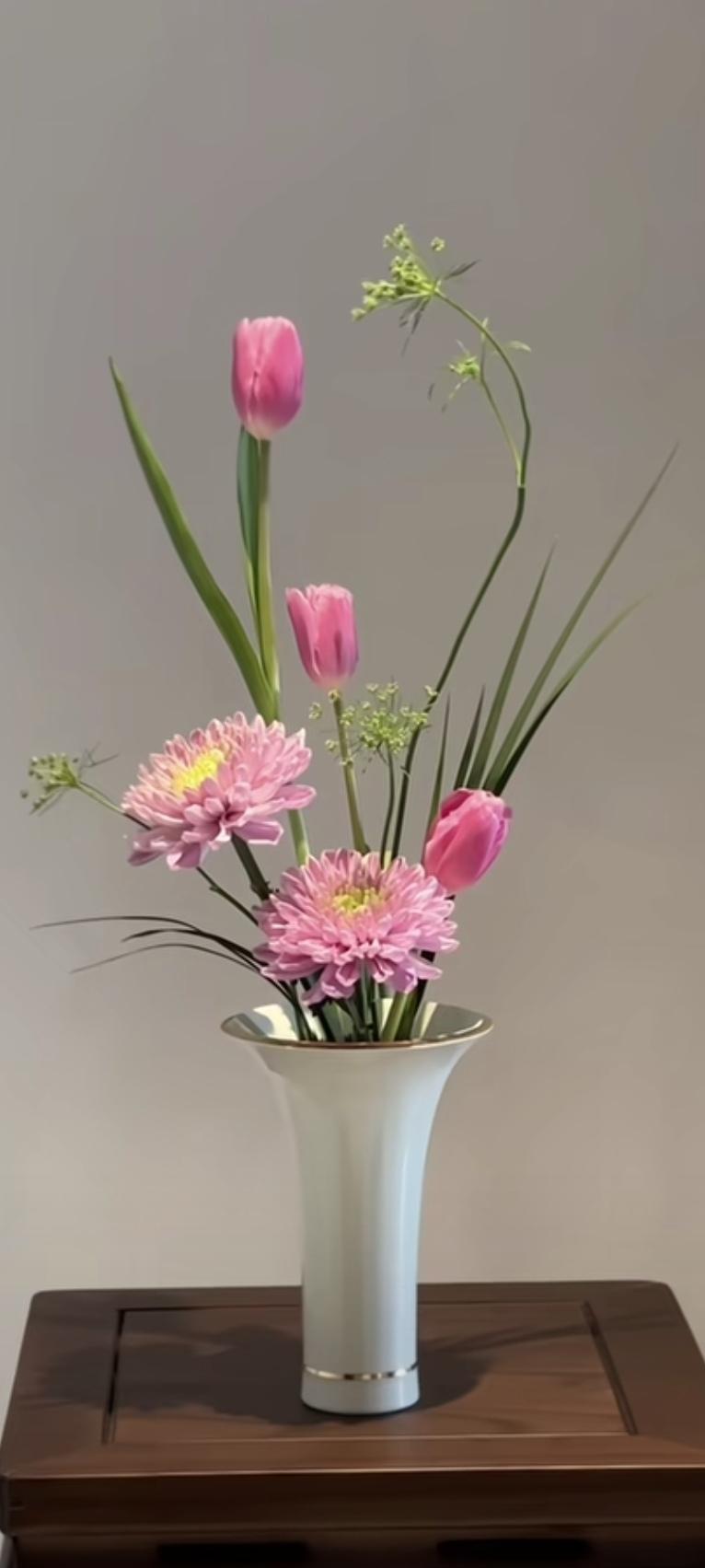 我手里有20来万，退休金1568元，爱买衣服爱旅游，生活过的舒服极了。

74年