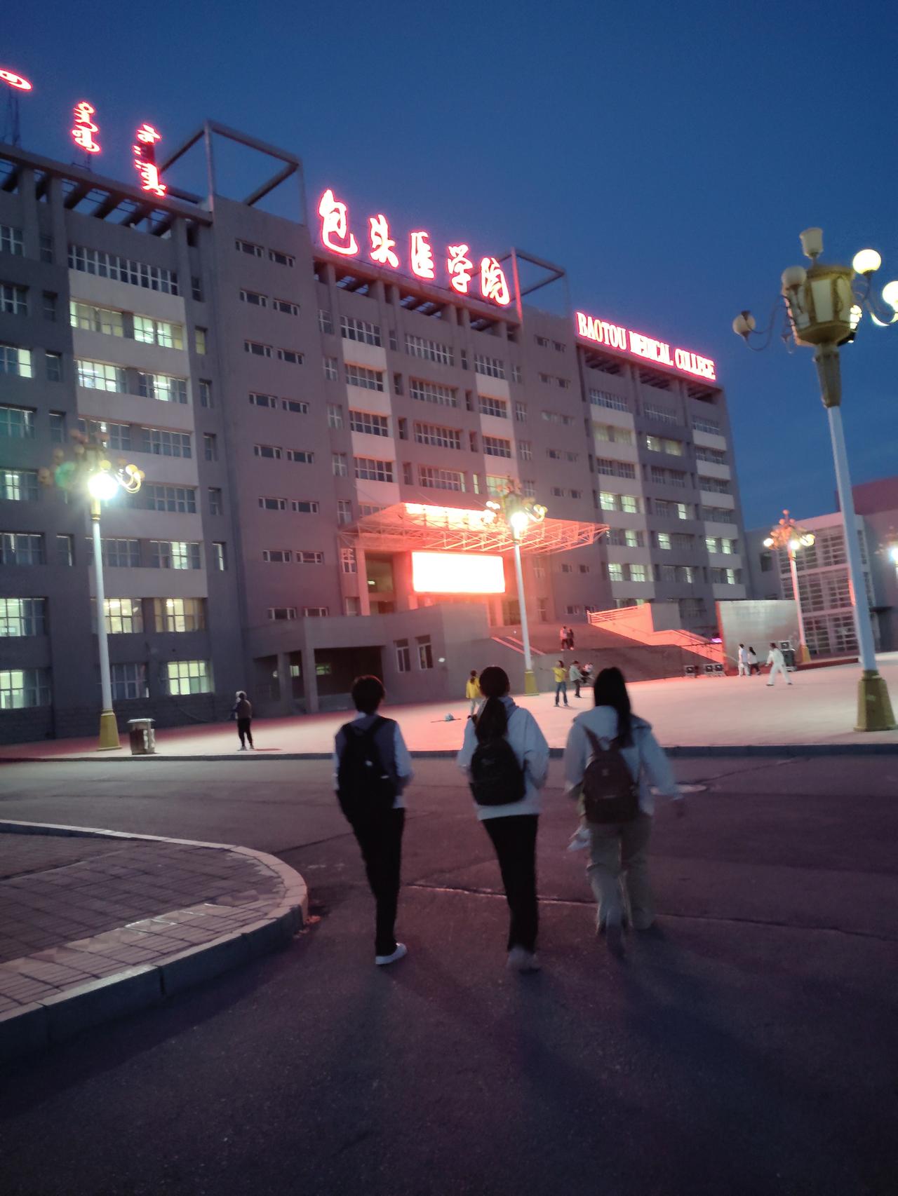 市场饱和内卷严重，大家消费谨慎节俭，房租人工成本居高不下，同行低价恶性竞争，电商