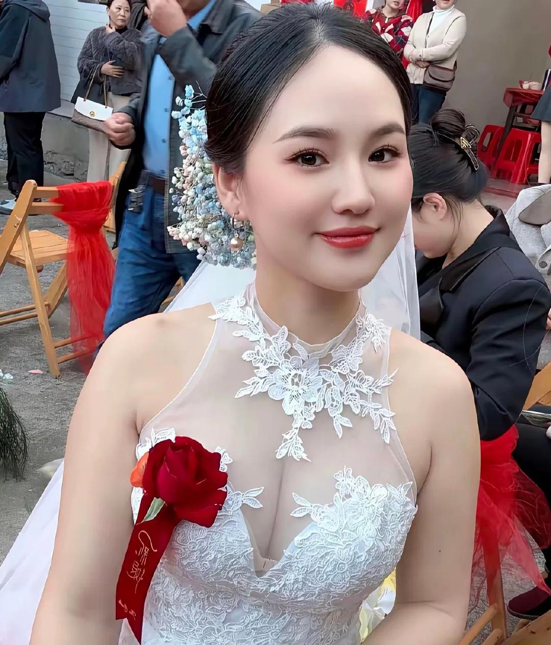 这新娘是我见过最美的，
一张国泰民安的脸，
笑容满面的阳光型
这家娶了这样的媳妇