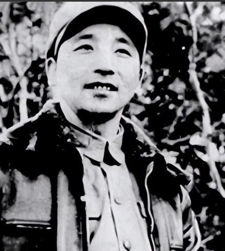 1936年，秦基伟在西北战场上被马家军俘虏。为了保命，他谎称自己是伙夫，试图蒙混