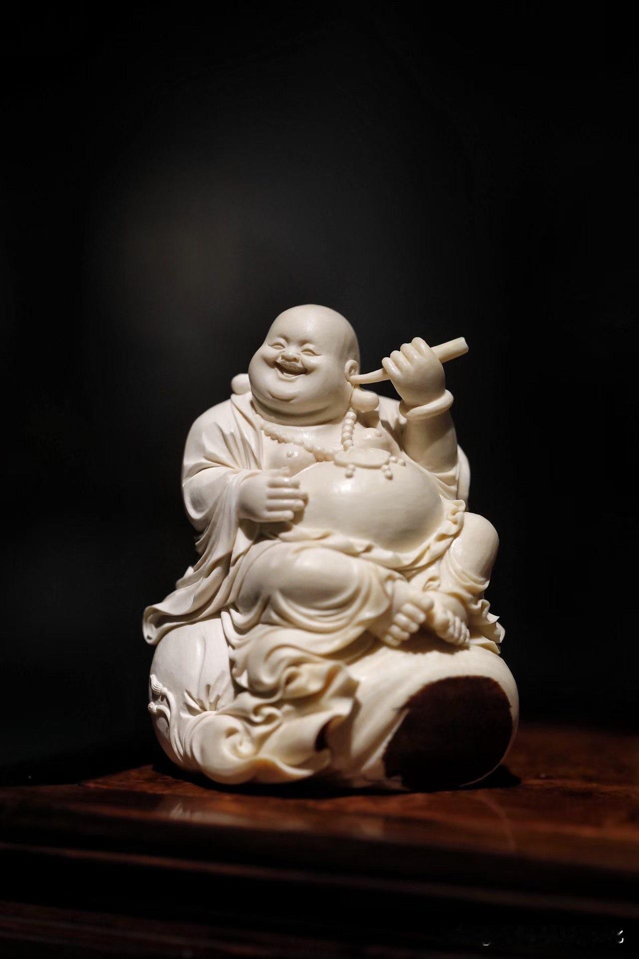 有些弥勒，不是“喜气”，而是“松”。

这尊猛犸「掏耳弥勒」，笑得不张扬，却很真
