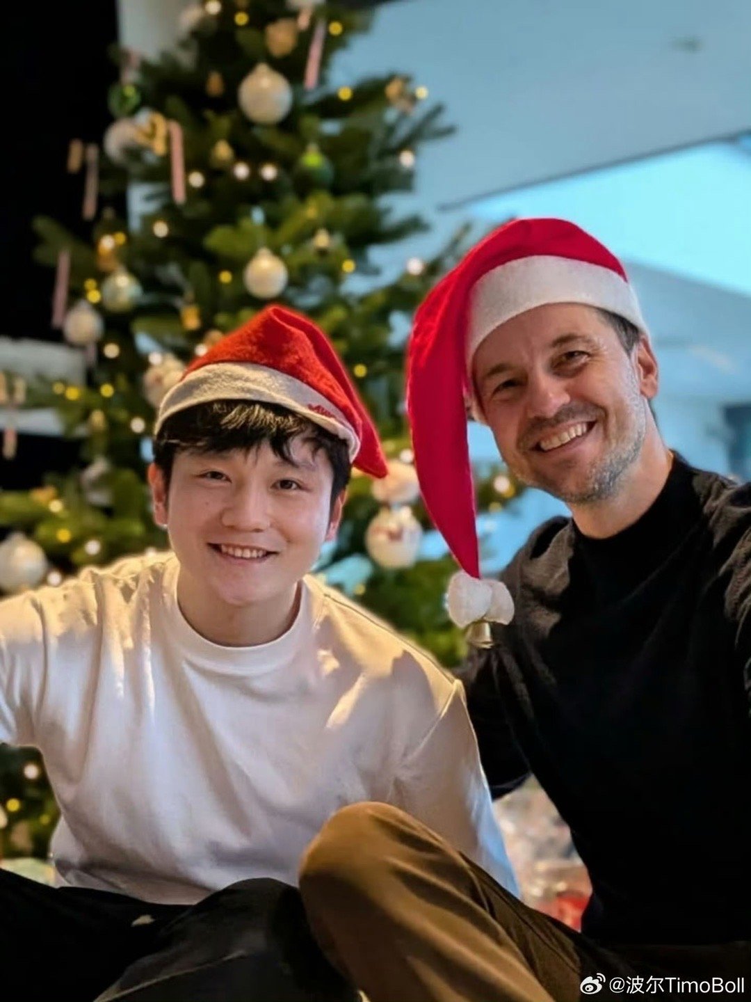 波尔晒和樊振东合影 波尔晒和樊振东合影：祝大家圣诞快乐🎄🎉热搜多元内容创作计
