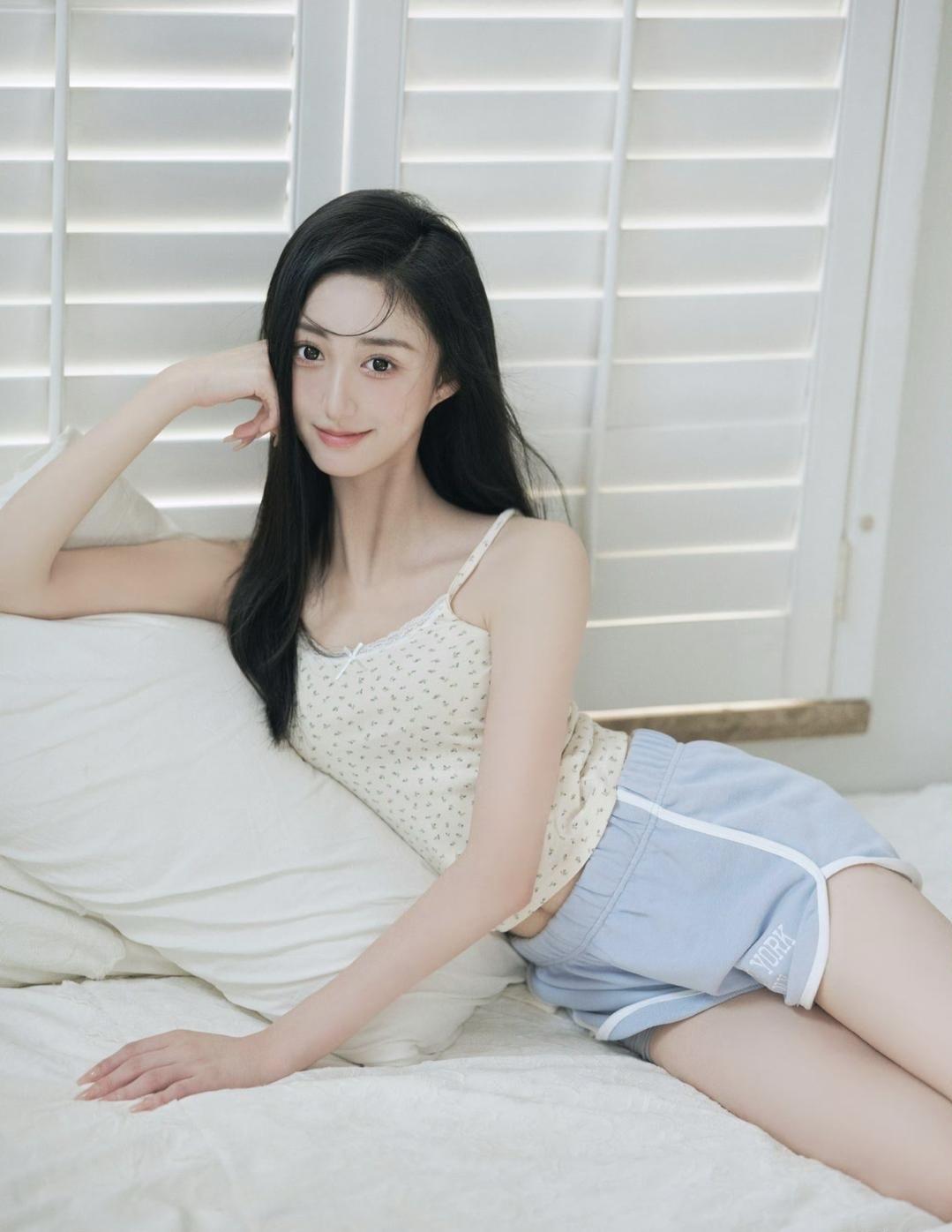 北电校花杨新锐碎花吊带光脚丫写真刷屏全网，这溢出屏幕的清纯少女感才是内娱久违的初