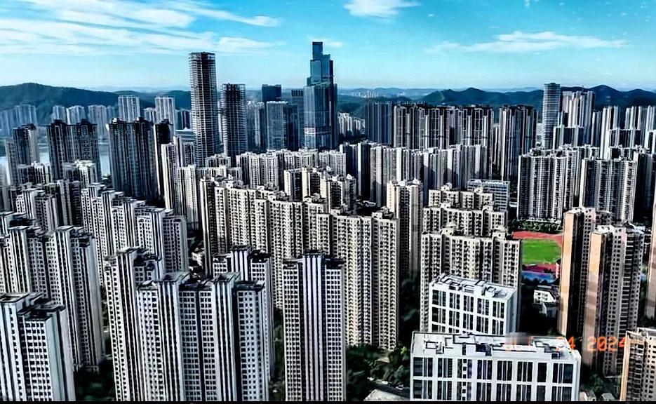 #秋日生活打卡季#看看长沙梅溪湖这地块虽然不大，但城市建设还是有一点实力的。
从