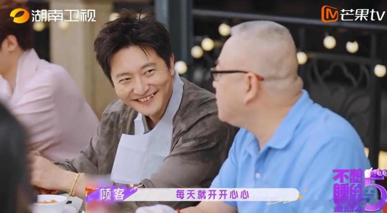 放下竞技焦虑，自在畅聊。郭京飞专注对话互动，用幽默话语点燃现场，氛围感直接拉满郭