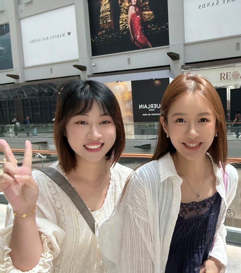 陈赫老婆张子萱在新加坡逛街被偶遇，她看起来好少女，皮肤白皙，状态真好，完全不像生