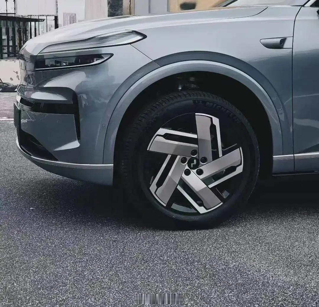 乐道L90 21寸五幅星帆轮毂实车，大家觉得好看不？新能源汽车蔚来乐道l90预售
