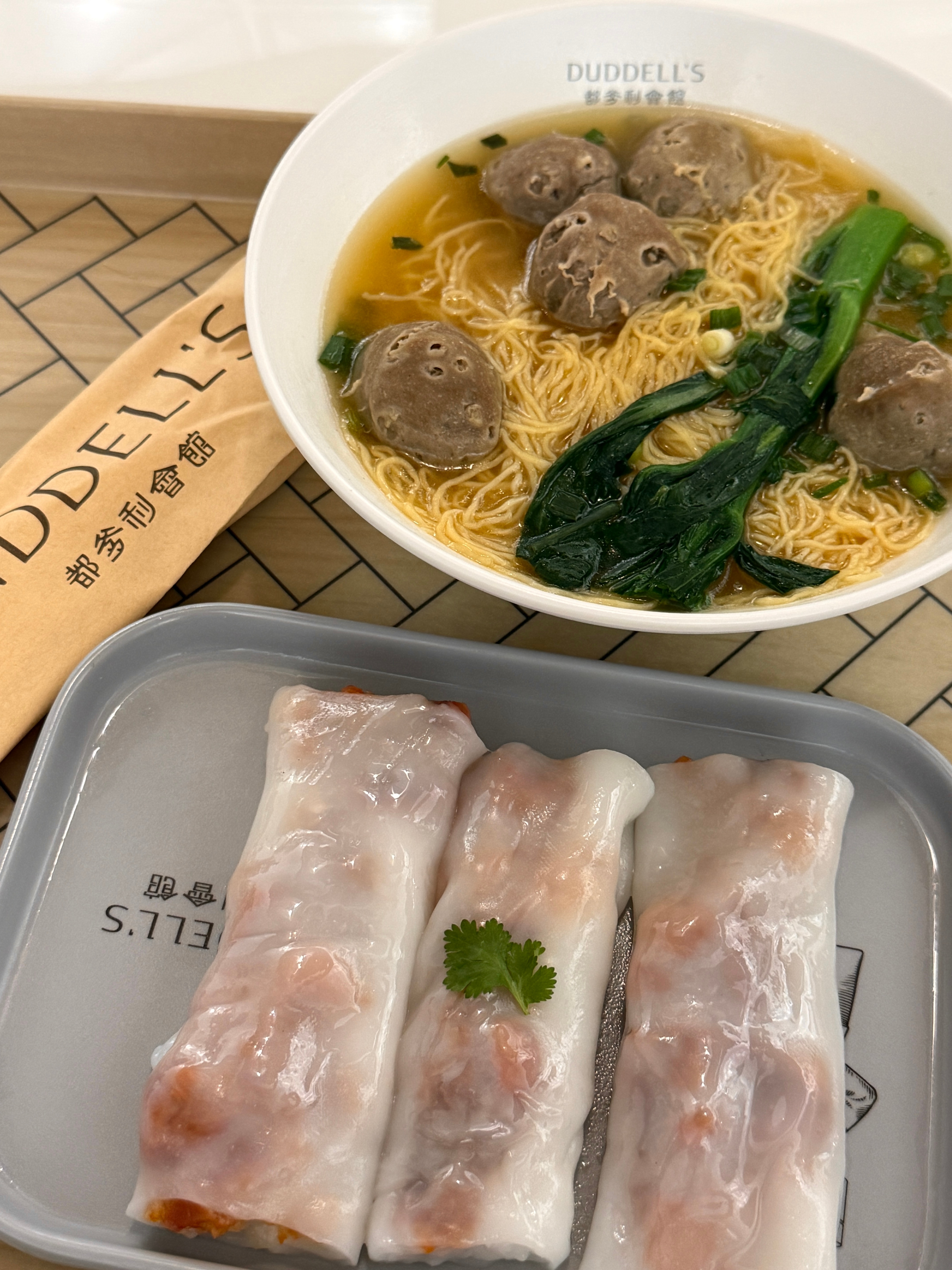 朴素的一餐 香港机场的东西好贵，穿的用的彩妆啥的买不起也不需要，也没有优衣库那种