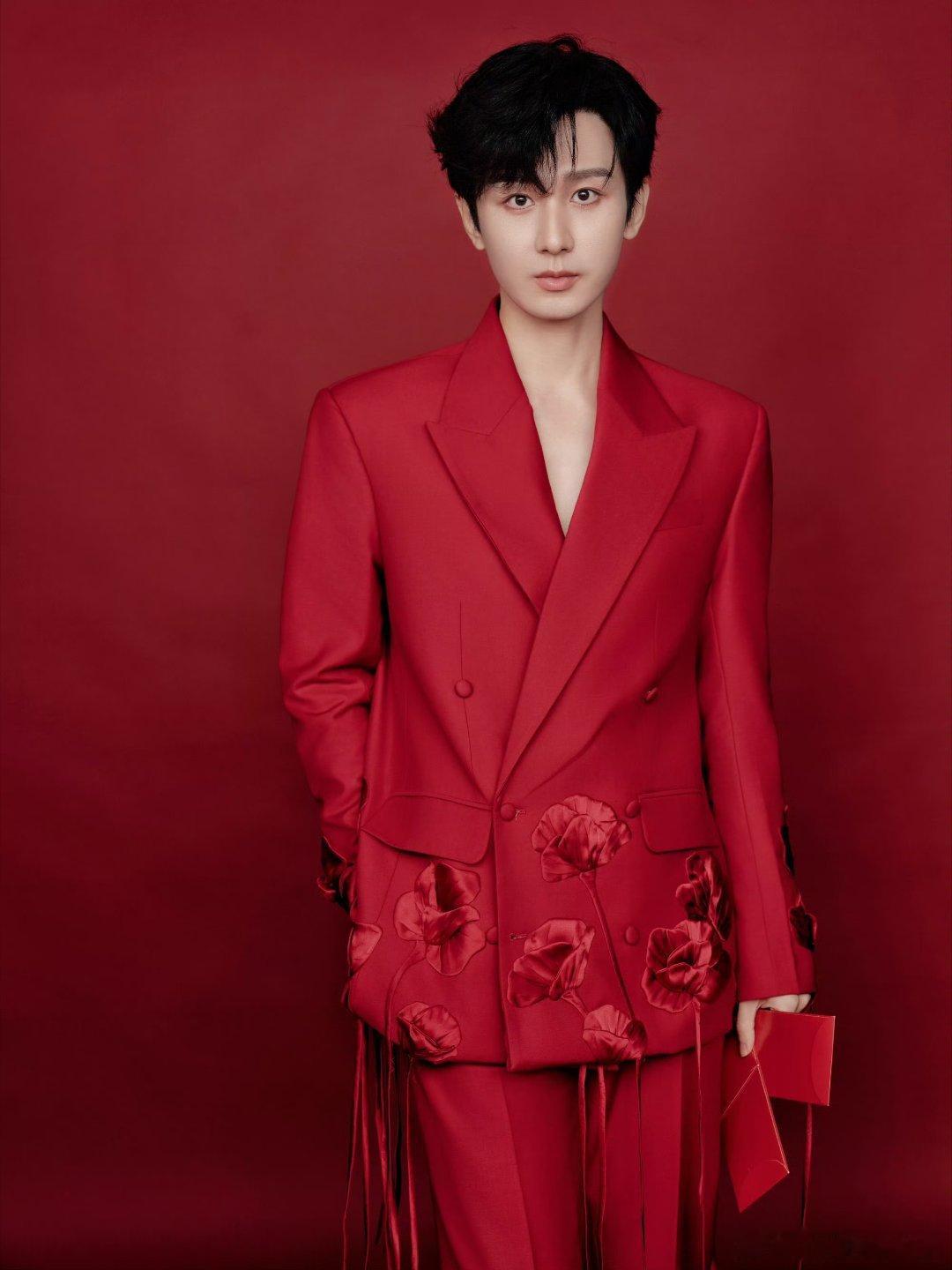 成毅天地剑心cy成毅王权富贵他那双眼，宛如深邃的湖泊，倒映着坚定与智慧；他那笑容