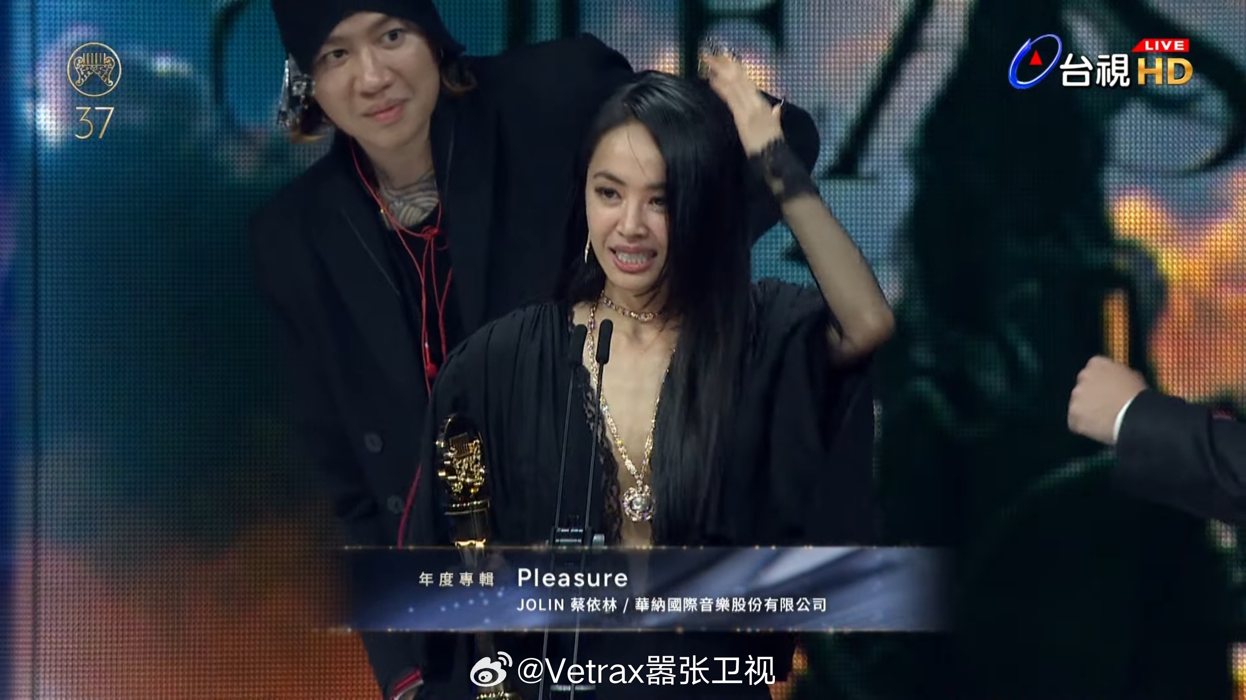 今晚的大赢家就是张震岳和蔡依林了，《Pleasure》拿到年度专辑奖。 
