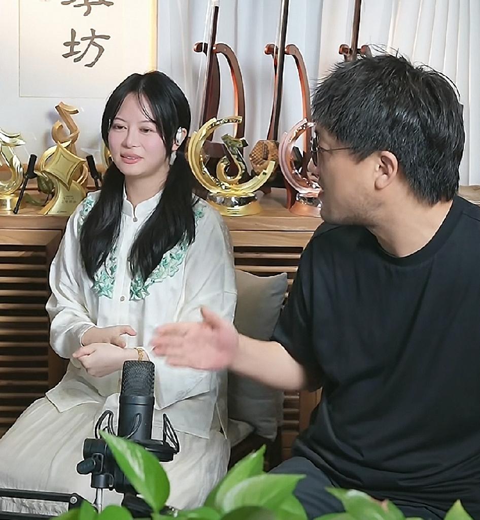 近期二饼短暂出差停播一周，圈内悄然冒出了一小波带节奏的言论。
 
有个别账号、少