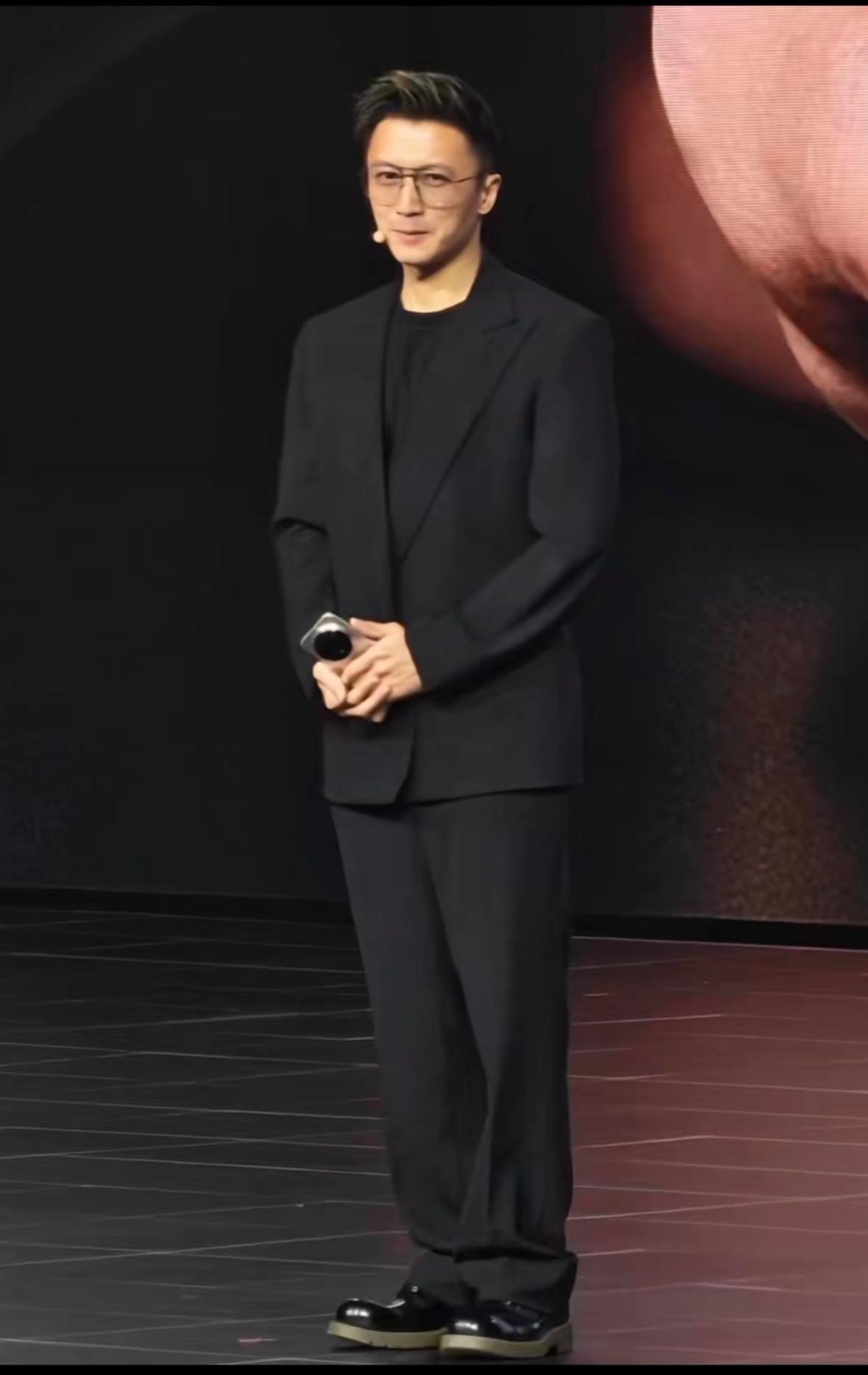 谁的白月光来了！谢霆锋时隔20年重回舞台的巡演，现身荣耀手机发布会，原来，也有谢