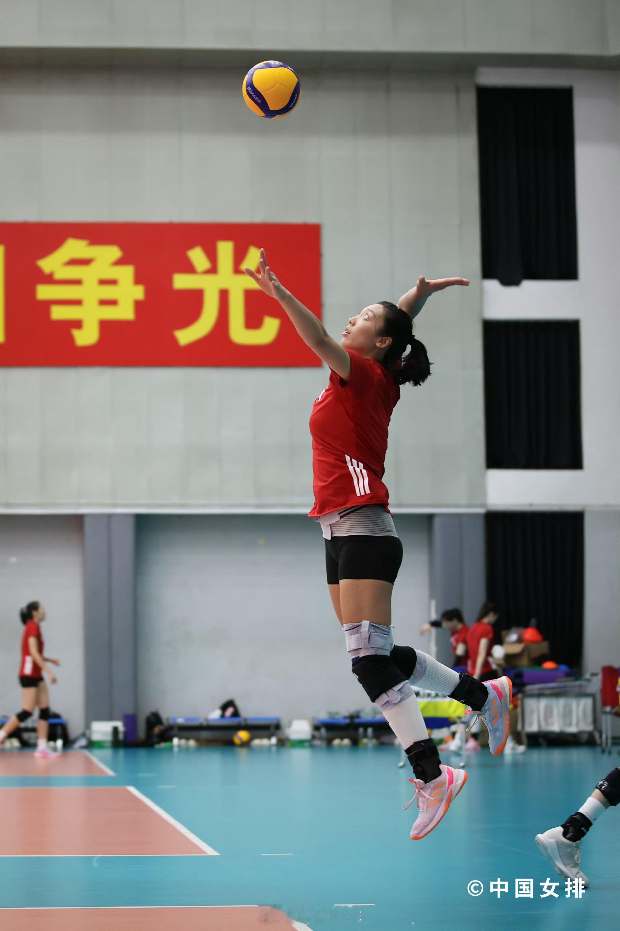 女排全力备战2026亚锦赛 女排目前正在全力备战2026亚锦赛，每一次起跳拦网，