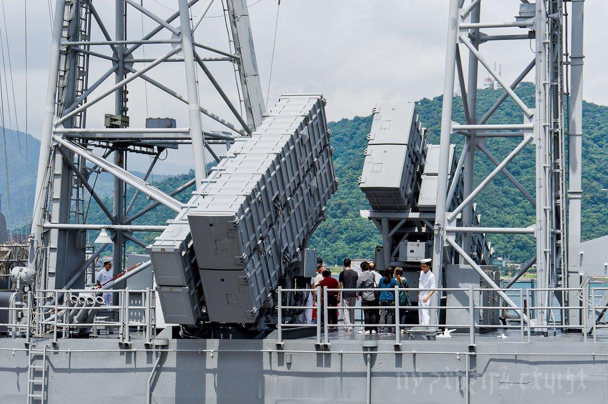 成功级子仪舰的混装雄2/雄3、Mk13、Mk75 76炮、博福斯40炮武器装备[