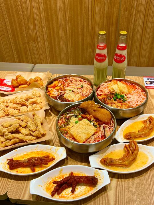 这家螺蛳粉店，直接封神！💥 价格亲民， 食材满满当当， 性价比超高！...