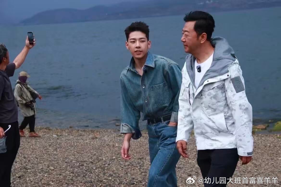 石头你变了！小时候那个乖乖吃蛋的小孩去哪了？现在看你又爱又想揍，这种"养儿子养成